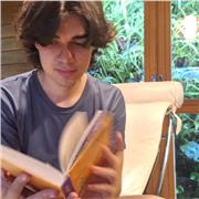 Dou aulas das mais variadas materias como matemática a filosofia