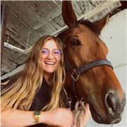 Profesora de ciencias naturales ofrece clases de ciencias naturales a chicas y chicos que estén en el colegio