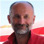 Laureato in fisica con esperienza nell'industria aerospaziale e nella didattica professionale impartisce lezioni di matematica