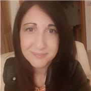 Docente di economia impartisce lezioni per studenti di tecnico commerciale