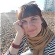 Operatrice museale e redattrice, fornisce lezioni di Storia dell'Arte a studenti liceali ed universitari