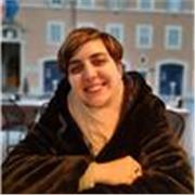 Laureata in lingue orientali impartisce lezioni ai ragazzi che per la prima volta si avvicinano a queste lingue. Livello base