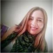 Profesora titulada en economia con maestria, experiencia en economia, politica y matematicas.