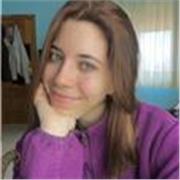 Chica titulada en la enseñanza de niños imparte clase sobre cualquier asignatura de primaria