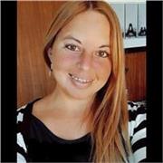 Profesora de Historia imparte clases a niños, jóvenes y adultos de todas las edades