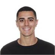 Graduado en Ciencias de la Actividad Física y del Deporte, ofrece entrenamiento personal adaptado a cada persona y objetivo