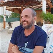 Agronomo insegna materie scientifiche su tematiche naturalistiche , ambientali, ecologiche e sul mondo vegetale in generale