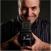 Fotografia è “scrivere con la luce”, creare emozioni e fermarle in uno scatto.
Non la scelta tra mille, la creazione del singolo.