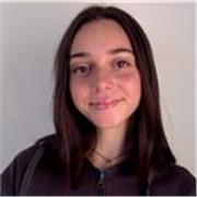Ragazza universitaria propone aiuto compiti e lezioni private a studenti di scuole elementari, medie e superiori