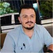 Docente de inglés con 11 años de experiencia en enseñanza presencial, especializado en un enfoque conversacional