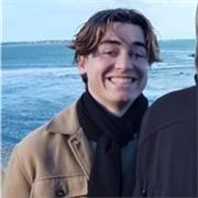 J'apporte mon aide aux élèves de primaires pour faire leurs devoirs.