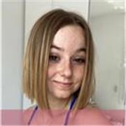 Estudiante proactiva con habilidades de enseñanza a la educación en particular.