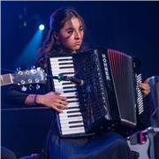 Profesora de piano y teoría músical imparte clase a niños de todas la edades