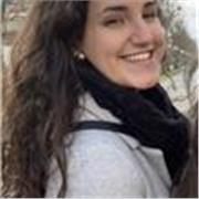 Profesora de música imparte clases a niños de todas las edades