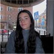 Profesora estudiante de universidad con experiencia previa en diferentes cursos escolares y de secundaria