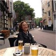 Docente di matematica impartisce lezioni online di matematica e fisica