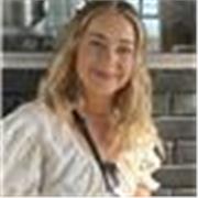 I am an experienced English teacher specializing in teaching children and conversational practice for learners of all ages.