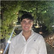 Soy Roberto Alonso, una persona con conocimientos en diferentes aspectos de la vida, desde la comunicación al arte.