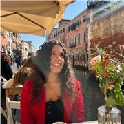 Studentessa universitaria che offre aiuto compiti