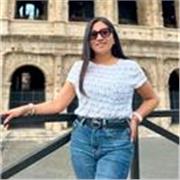 Profesora de matemáticas que imparte conocimientos a todos los niños y niñas de diferentes edades