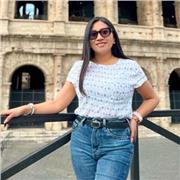 Profesora de matemáticas que imparte conocimientos a todos los niños y niñas de diferentes edades