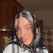 Profesora de inglés imparte clases a niños de primaria