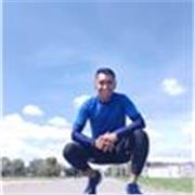 Entrenador deportivo funcional personalizado, alternando técnicas de kickboxing, boxeo y fútbol