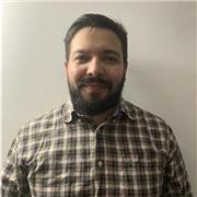 Profesor de inglés imparte clases a niños de todas las edades