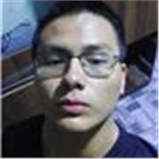 Profesor joven que enseña matematicas a alumnos del nivel primaria o inicial