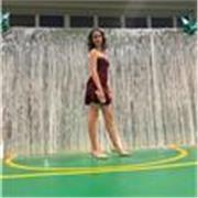 Ragazza di seconda superiore che da ripetizioni di inglese e spagnolo per ragazzi dalla prima media al primo superiore