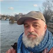 Je possède un diplôme de licence en philosophie, je parle couramment le portugais, l'anglais et l'espagnol. J'ai passé vingt-quatre ans au Brésil. Je pourrais enseigner la pensée du Philosophe brésilien Olavo de Carvalho. C'est lui qui a eu le plus d'impa