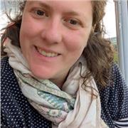 Professeur particulier donne cours de soutien de français à des élèves de collège