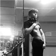 Entrenador personal enfocado en pérdida de peso y ganancia muscular