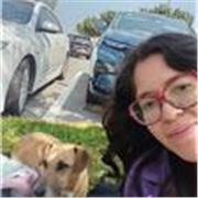 Profesora de biología que enseña la materia a niños y adolescentes