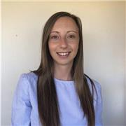 Studentessa di Relazioni Internazionali impartisce lezioni di inglese a studenti di scuole elementari, medie e superiori