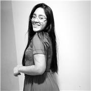 Profesora de español que inparte conocimientos a personas de cualquier edad