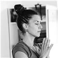 Profesora de hatha y vinyasa yoga, imparto clases privadas presenciales, online y en grupos