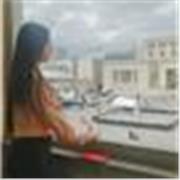 Profesora de apoyo escolar para ayudar a fortalecer habilidades de lectura y escritura