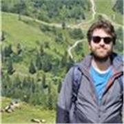 Ricercatore laureato magistrale in chimica impartisce lezioni per studenti delle scuole medie e superiori