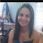 Clases presenciales ,profesora de educación básica general ofrece a su pupilo apoyo para una excelente lectura fluida aplicando diversas estrategias
