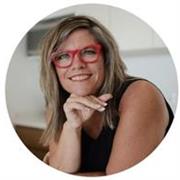 Maestra de englais y literatura por estudiantes en grados 6-13