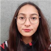 Profesora imparte clases de matemáticas a niños