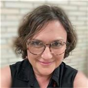 Resolutiva, comprometida, responsable, asertiva, empatica. 
Para dar clase a quien precise