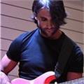 Insegnante professionista con esperienza decennale impartisce lezioni private di chitarra (pop, rock, metal, blues e jazz)