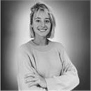 Soy una persona alegre, energética, apasionada de las letras y de trabajar con personas. me gusta enseñar a adultos, adolescentes y niños. Tremendamente resiliente y adaptable . 