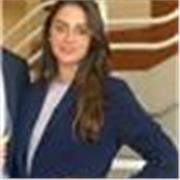 Profesora imparte clases de Historia a niños y niñas de todas las edades escolares