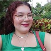 Estudiante universitaria con un certificado B2 aprobado por la escuela de idiomas que imparte clases de refuerzo de inglés a niños