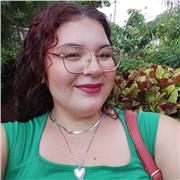 Estudiante universitaria con un certificado B2 aprobado por la escuela de idiomas que imparte clases de refuerzo de inglés a niños