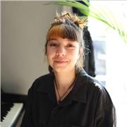 Professeure de piano pour élèves de tout âge et tout niveau