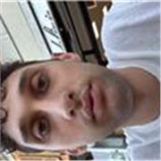 Docente di matematica e fisica impartisce lezioni per studenti di liceo scientifico e simili